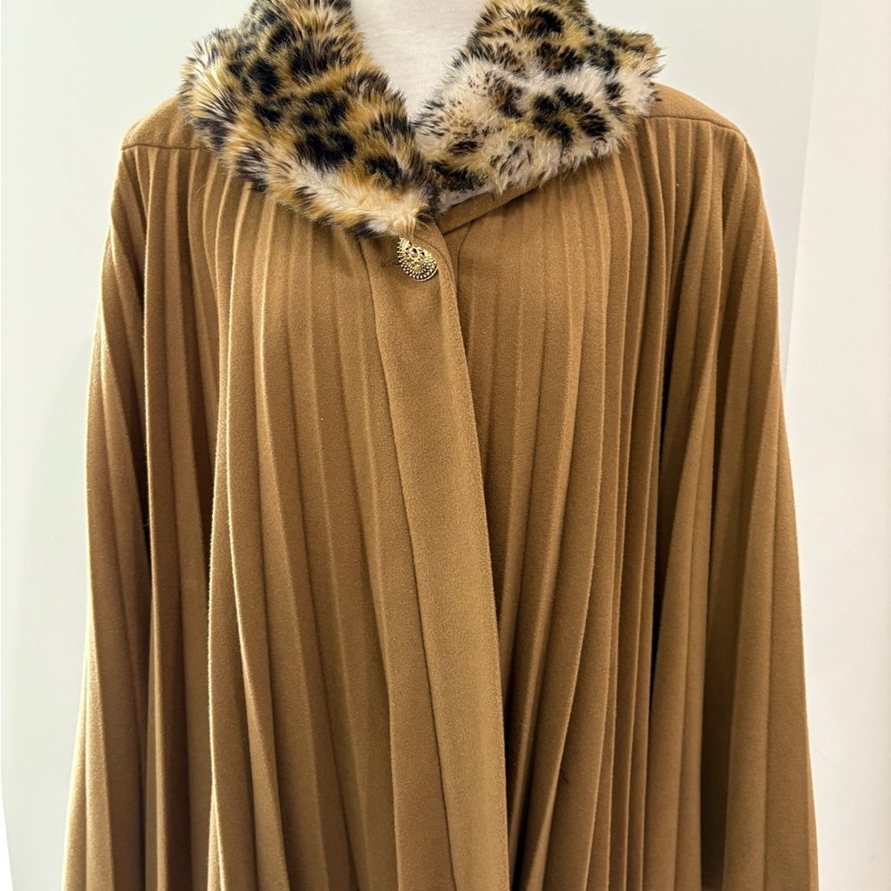 Vintage Pamela 100% Wool Pleated Cape khaki hue Size S